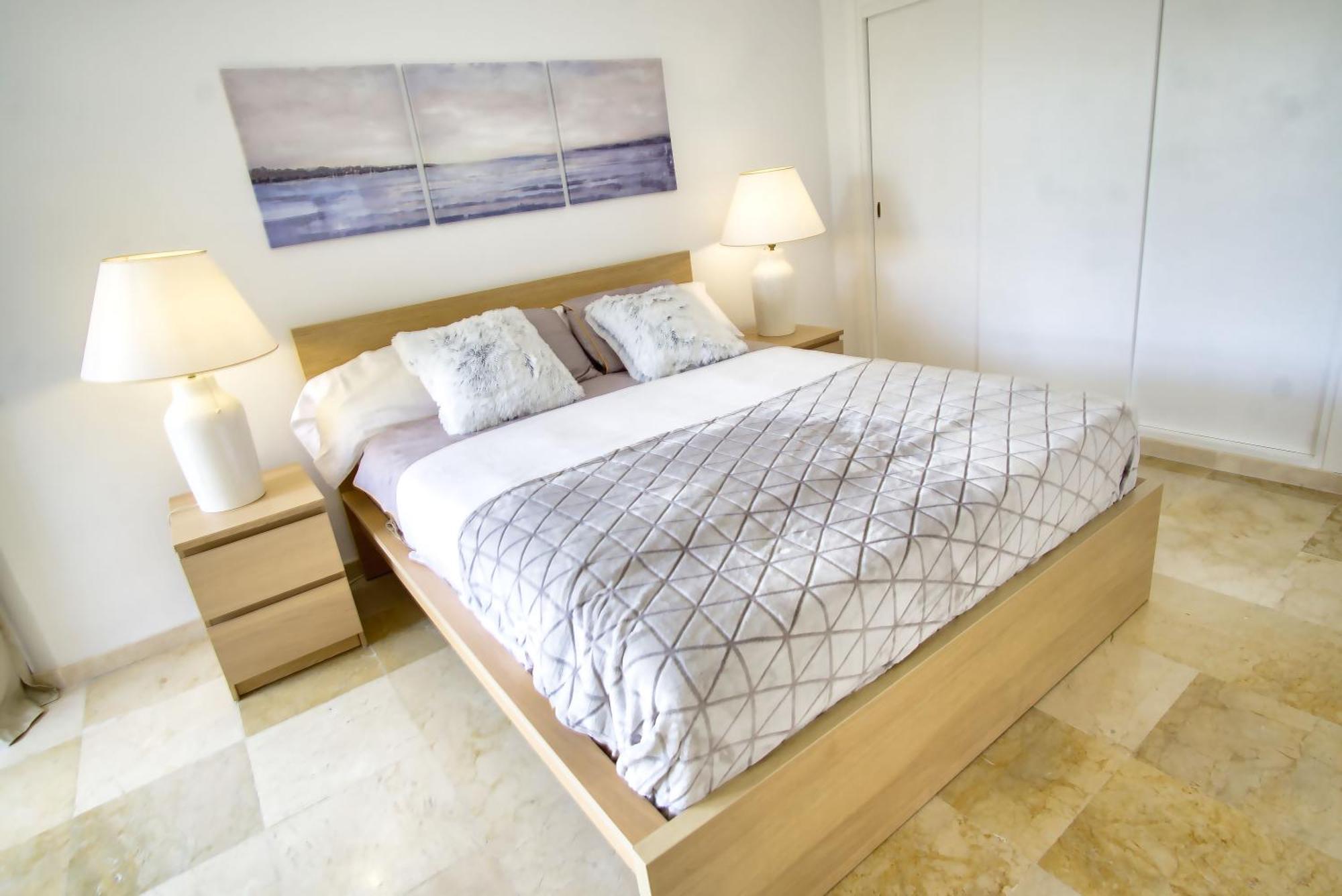 2000. Spacious On The Promenade. Apartament *