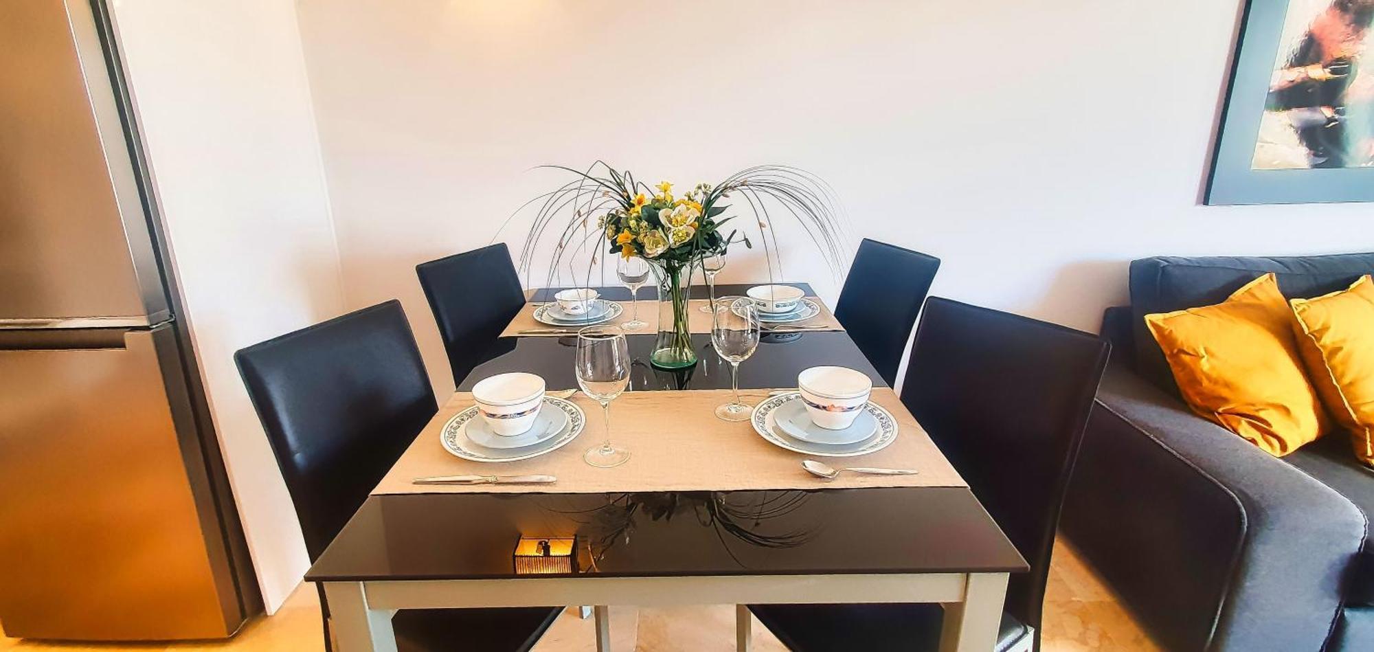 2000. Spacious On The Promenade. Apartament Marbella